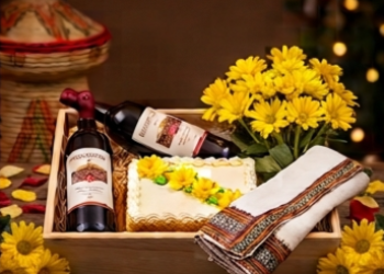 The Host’s Delight: Wine, large size Cake, medium size Flower. ምርጥ የእንግዳ ስጦታ፡ ወይን፣ ትልቅ ኬክ፣ መካከለኛ አበባ